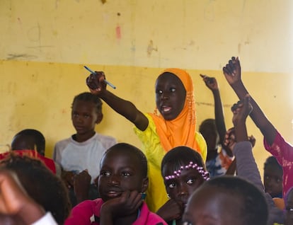Unos niños participan en una clase de wolof en la escuela primaria de Ndiebene.