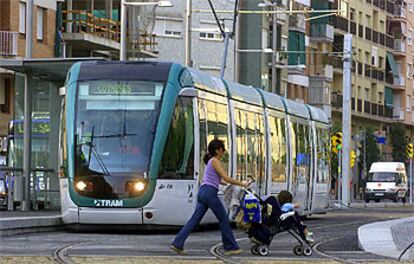 El tranvía del Baix Llobregat circula por Corellà durante una prueba.