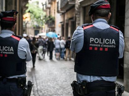 Una pareja de Mossos d'Esquadra en Girona.