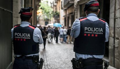 Una pareja de Mossos d'Esquadra en Girona.