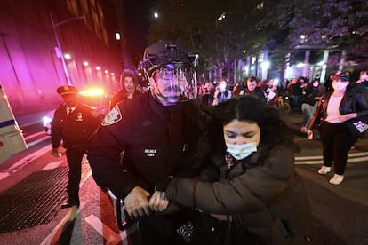 Policías arrestan a una manifestantes en el campus de la Universidad de Nueva York (NYU), el 22 de abril.