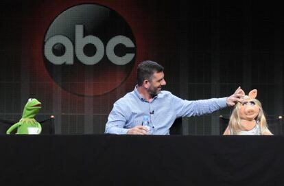 Bob Kushell en la presentación de "The Muppets"