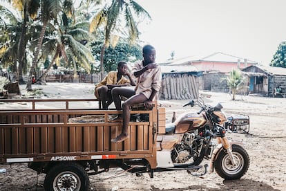 Dos niños ghaneses esperan la mercancía para poder salir hacia el mercado de Ada. Las grandes necesidades económicas de las familias hacen que el absentismo escolar se haya convertido en una de las grandes lacras de la educación en Ghana.