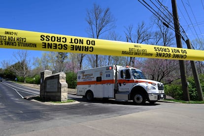 Una ambulancia abandonaba el colegio tras el tiroteo, este lunes.
