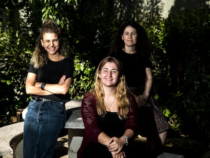 De izquierda a derecha, Raquel Bravo, Paula Bak y Lola Soroa, en la sede de la Confederación Estatal de Personas Sordas (CNSE), en Madrid.