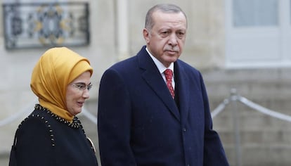El presidente turco, Recep Tayyip Erdogan, y su esposa Emine Erdogan llegan a los actos conmemorativos de la Primera Guerra Mundial en París.