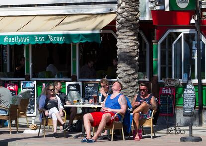 Turistas alemanes en una terraza de la playa de Palma en Palma de Mallorca.