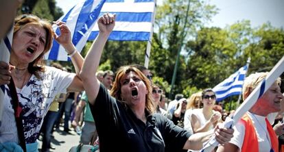 Funcionarios griegos durante una protesta contra las reformas.
