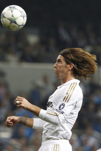 Sergio Ramos cabecea el baln durante el partido de 'Champions' ante el Ajax del pasado martes.