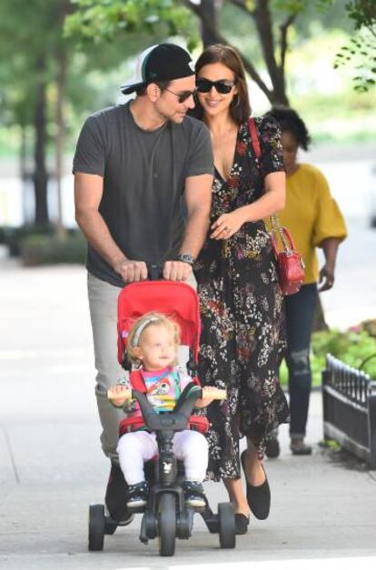Bradley Cooper e Irina Shayk, junto a su hija Lea el pasado octubre en Nueva York.