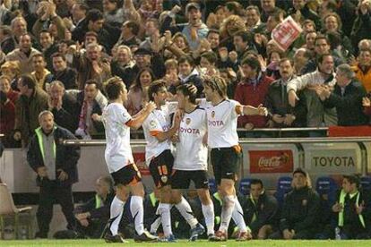 Baraja, Angulo, Villa y Albelda se abrazan tras el gol valencianista.