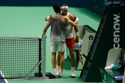 Alcaraz (izquierda) y Nadal se abrazan tras entrenar juntos el lunes en la pista central del Martín Carpena, en Málaga.