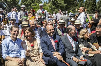 Desde la izquierda, en primera fila, el presidente del Partido Popular, Pablo Casado; la presidenta de la Asamblea de Madrid, Paloma Adrados; el presidente de la Comunidad de Madrid, Pedro Rollán; la alcaldesa de Madrid, Manuela Carmena, y el concejal del Ayuntamiento de Madrid, Nacho Murgui. Al fondo, los candidatos de Vox a la Comunidad de Madrid y Ayuntamiento, Rocío Monasterio y Javier Ortega Smith.