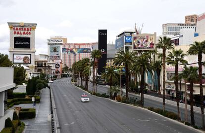 El Strip de Las Vegas (EE UU) , la avenida más famosa de la ciudad y una de las más conocidas del mundo, sin tráfico por la crisis del coronavirus, el 18 de marzo.