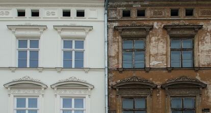 Dos edificios medianeros en una calle de Cracovia (Polonia).