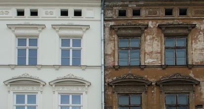 Dos edificios medianeros en una calle de Cracovia (Polonia).