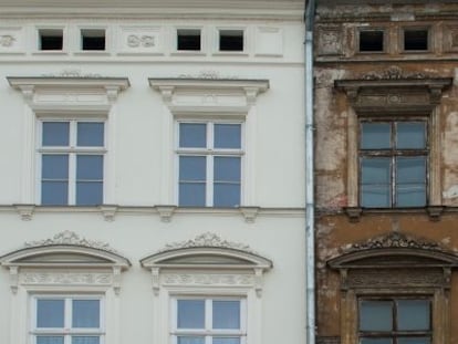 Dos edificios medianeros en una calle de Cracovia (Polonia).