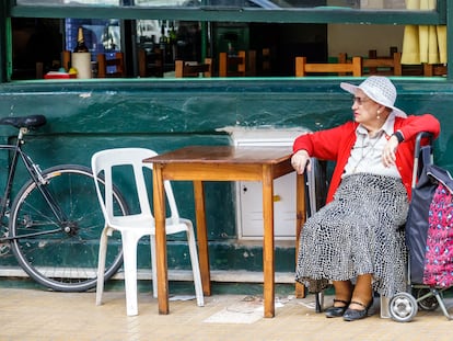 Una mujer descansa en San Telmo, Buenos Aires.