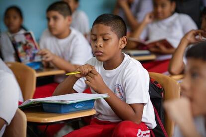 Estudiantes de la Carlos A. Mendoza, en San Miguelito, escuchando el relato de un compa&ntilde;ero de curso.