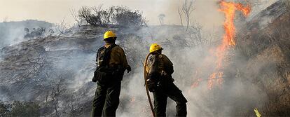 Dos bomberos luchan contra el fuego cerca de Los Ángeles