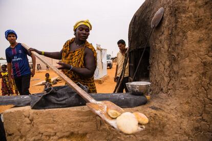 Mulher produz pão no campo de refugiados Mberra.