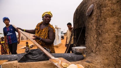 Mulher produz pão no campo de refugiados Mberra.
