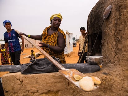 Mulher produz pão no campo de refugiados Mberra.