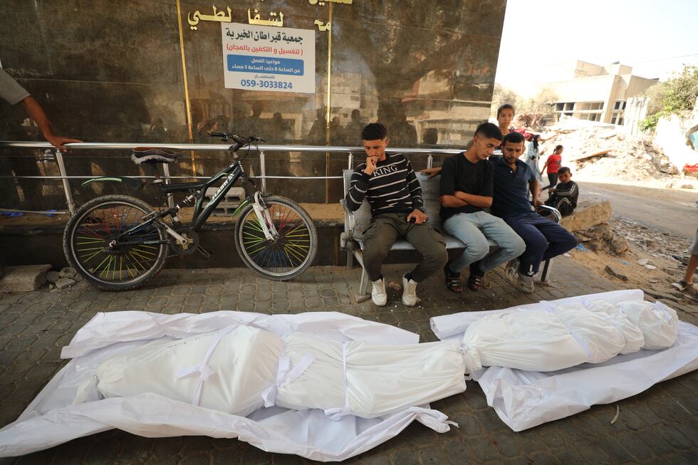 Cadáveres de palestinos muertos en los ataques israelí, este sábado en Ciudad de Gaza.