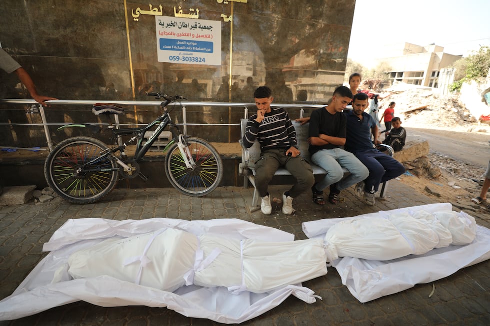 Cadáveres de palestinos muertos en los ataques israelí, este sábado en Ciudad de Gaza.