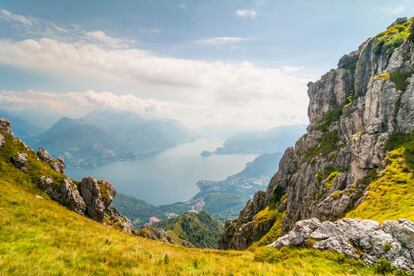 El lago de Como es el más pintoresco y menos visitado del norte de Italia. Espectacular, a la sombra de los Alpes Réticos, encajado entre montañas cubiertas de bosques , sus riberas están salpicadas de pueblos de postal, villas modernistas y jardines fabulosos, espectaculares en primavera. También se puede recorrer 'a lo Clooney', tomando un cóctel en Harry’s Bar, en Cernobbio, su local predilecto.