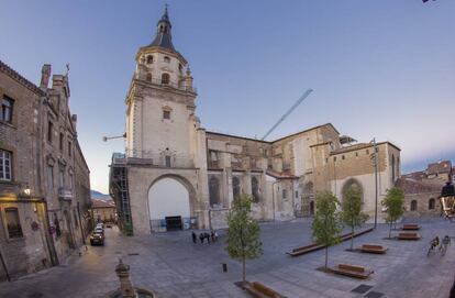 Vista exterior del templo en obras.