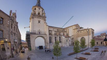 Vista exterior del templo en obras.