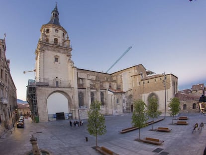 Vista exterior del templo en obras.