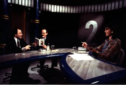 Javier Marías (izquierda), junto al escritor italiano Antonio Tabucchi y la periodista Concha García Campoy, durante su participación en el programa de televisión 'Mira -2'.