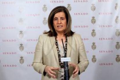 La ministra de Empleo, Fátima Bañez, durante la rueda de prensa que ha ofrecido en el Senado, donde hoy se celebra la sesión de control al Gobierno en el primer pleno de la Cámara alta del nuevo período de sesiones.
