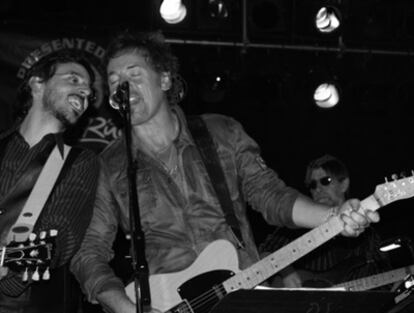 Jorge Otero, a la izquierda, junto a Bruce Springsteen en Asbury Park, en 2006.