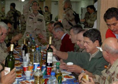 Trillo comparte cena con los soldados españoles destacados en Diwaniya.