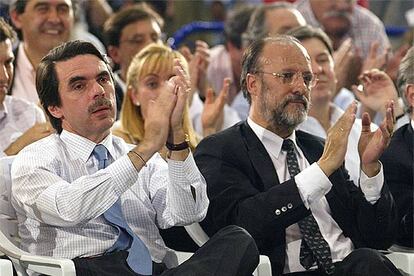 El alcalde de Valladolid, Javier Leon de la Riva (a la derecha), en un mitin en 2003 junto a José María Aznar.