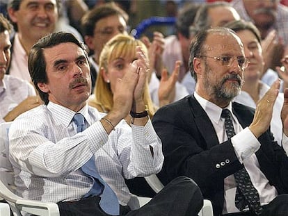 El alcalde de Valladolid, Javier Leon de la Riva (a la derecha), en un mitin en 2003 junto a José María Aznar.