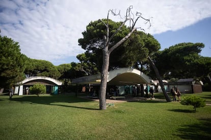 Façana principal de la casa Gomis, a l’espai natural de la Ricarda del Prat de Llobregat, dijous passat, durant la visita de Yolanda Díaz i Ada Colau.