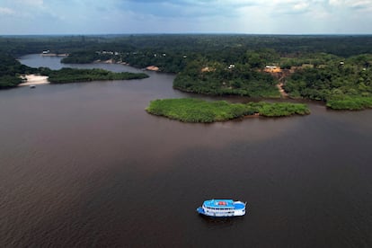 Los trabajadores electorales viajaron en un barco cargado con las máquinas para el voto electrónico para que la población amazónica pudiese votar este domingo.