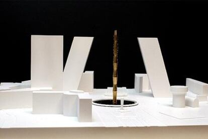 Una maqueta del futuro <i>Obelisco de la Caja</i>, que dentro de dos años se elevará en la Plaza de Castilla.