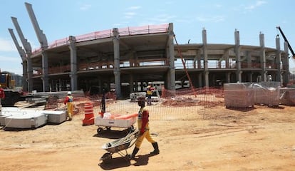 Um trabalhador passa pelo Parque Olímpico do Rio de Janeiro.