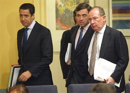 Rodrigo Rato (derecha), Ángel Acebes (centro) y Eduardo Zaplana, tras el Consejo de Ministros.