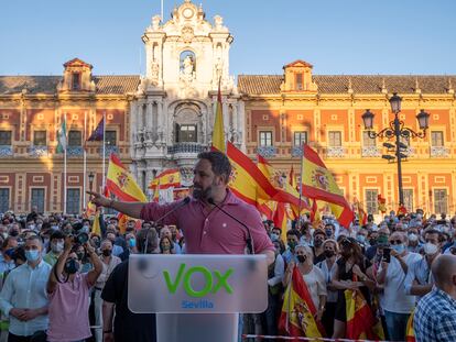 El líder de Vox, Santiago Abascal, durante un mitin celebrado en Sevilla en las puertas del Palacio de San Telmo, el pasado mayo.