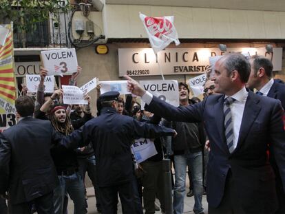El presidente Francisco Camps ante la concentración contre el cierre de TV3 en Castellón.