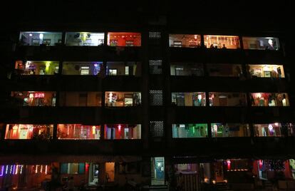 Casas iluminadas para celebrar la festividad de Diwali y el comienzo del nuevo año para los hindúes, en una calle de Bombay (India).