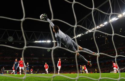 El portero del Arsenal Wojciech Szczesny detiene un balón del Bayern