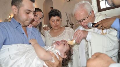 Natalia, seu padrinho, as duas mães e o bispo Raúl Vera.