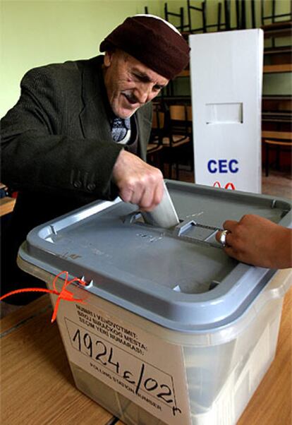 Un anciano deposita su voto en un colegio electoral de Pristina, la capital kosovar.